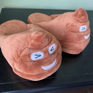 SALE!🍎FOREVER 21 POO SLIPPERS
